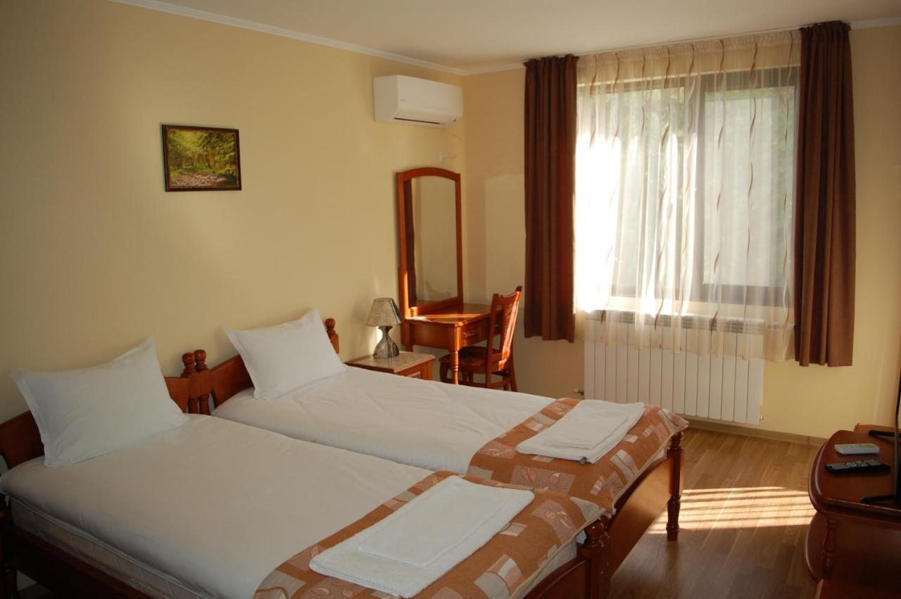 Отель Mutafova House Трявна Экстерьер фото